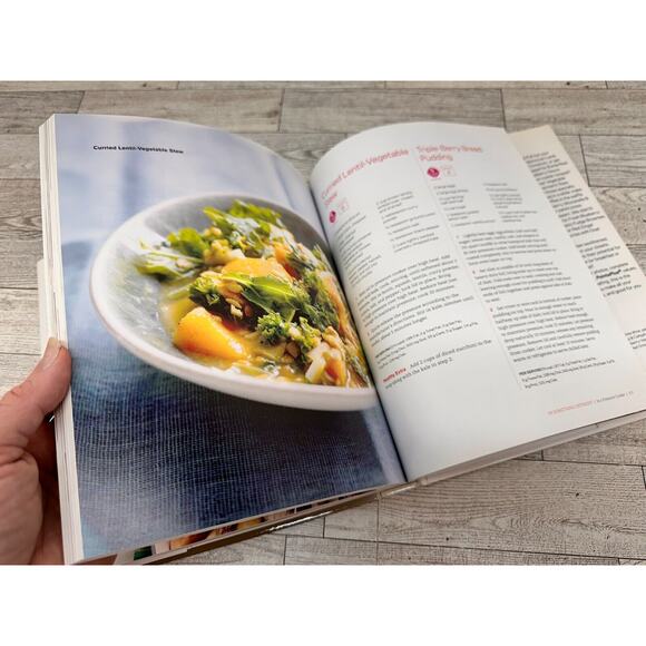 41067. Weight Watchers One Pot Cookbook 2012 HCDJ WW Recipes - Yum! - Picture 4 of 16